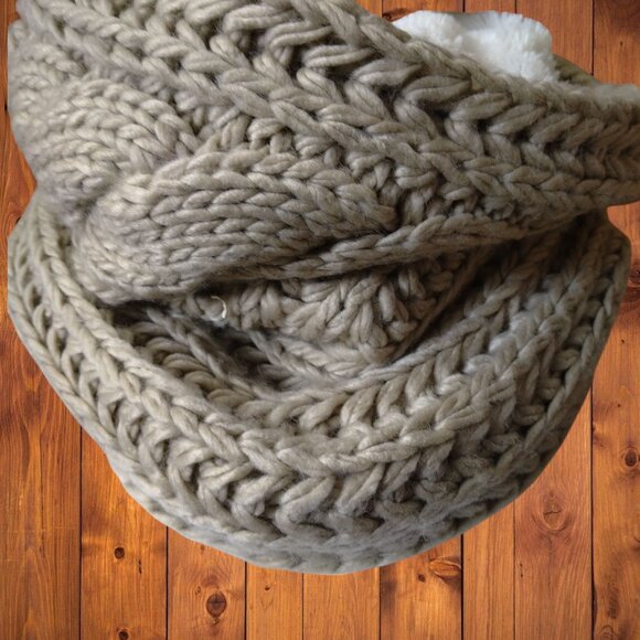MODENA INFINITY RING SCARF CABLE KNIT FAUX FUR LINED  - Color BEIGE/WHITE - Picture 3 of 5